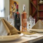 1. Вино и елегантна маса в ресторант на Hillview Bulgaria, България.