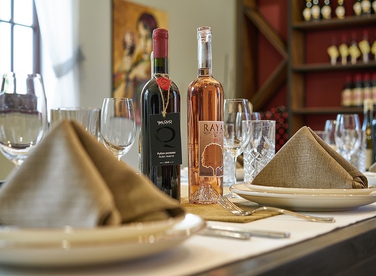 1. Вино и елегантна маса в ресторант на Hillview Bulgaria, България.