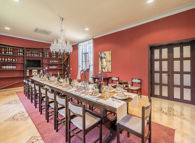 Висока резолюция заеса на стилен интериор, предназначен за събития и вечери Хилвю България.