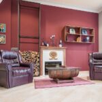 Уютна гостиная с камина и луксозни кресла в Hillview Bulgaria.