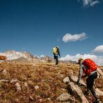 Планински туристи и куче в България, планинска екскурзия, приключенски турове.