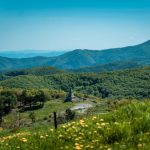 Върхове на планините в България, зелени хълмове и природна красота.