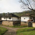 старинни български къщи с традиционна архитектура и природен пейзаж в Хилвю България.