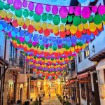 цветни балони на улична украса в България.