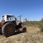 Стара трактор на селска поляна в България.