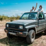 Катер с две жени на открито в България, приключенски тур с офроуд автомобил Hillview Bulgaria.