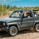 Пълнеж към офроуд автомобил върху полета в България.