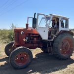 стар трактор с двама души, селска атмосфера, Hillview Bulgaria, ферма, екскурзия, природа, туризъм.