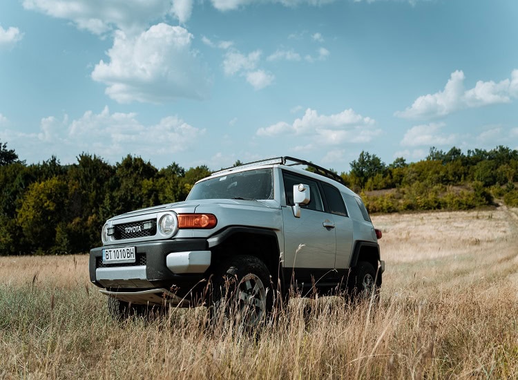 Автомобил Toyota на българска природа, планинска местност, Hillview Bulgaria.