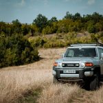 Автомобил Toyota на селски път в природата, планински пейзаж, България.