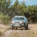 Автомобил Toyota на път в природна среда в България.