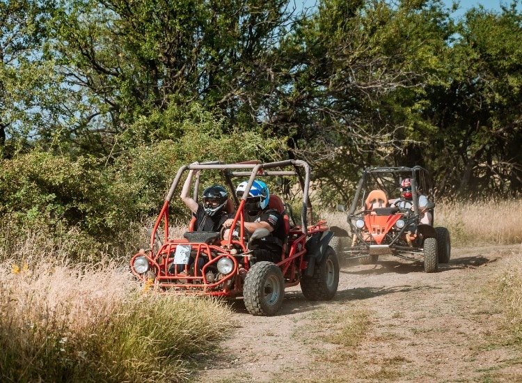 каскадни офроуд автомобили на горска пътека, приключения в България.