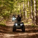 Преминаване с квадрокоптер през горски пътеки в България.