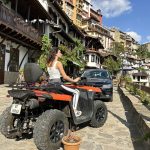 Климаткоректно селце Хилвю България на фона на планински градски пейзаж.