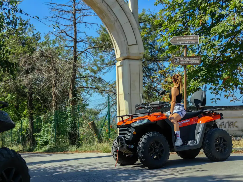 Екстериор на туристическа атракция в България с ATV в природната обстановка.