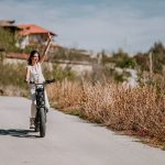 Олга кара велосипеден по живописна природа в България.