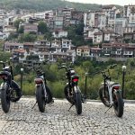 Велосипеди и градска панорама в Hillview Bulgaria.