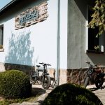 Парк вила в България Hillview Bulgaria, велосипеди на входа, живописна екологична обстановка.