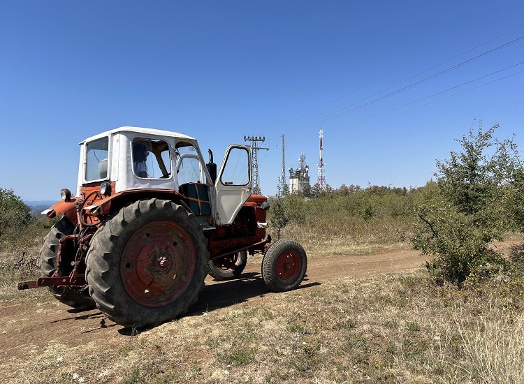 стар трактор в полето на България, селски пейзаж, Hillview Bulgaria.