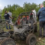 1. Местни туристи на приключенска екскурзия с офроуд автомобили Hillview България.