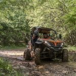 РЪЧЕН ТЗАК ВЪРХУ АТВ В ГОРИСТА ПРИРОДА В БЪЛГАРИЯ.