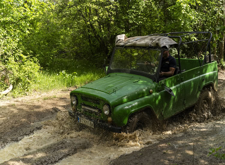 1. Зелена офроуд кола на върха на органичната природа в България.