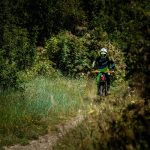 Планински велосипедист в гора, горска пътека, автентична природа, сърце на Богроф България.