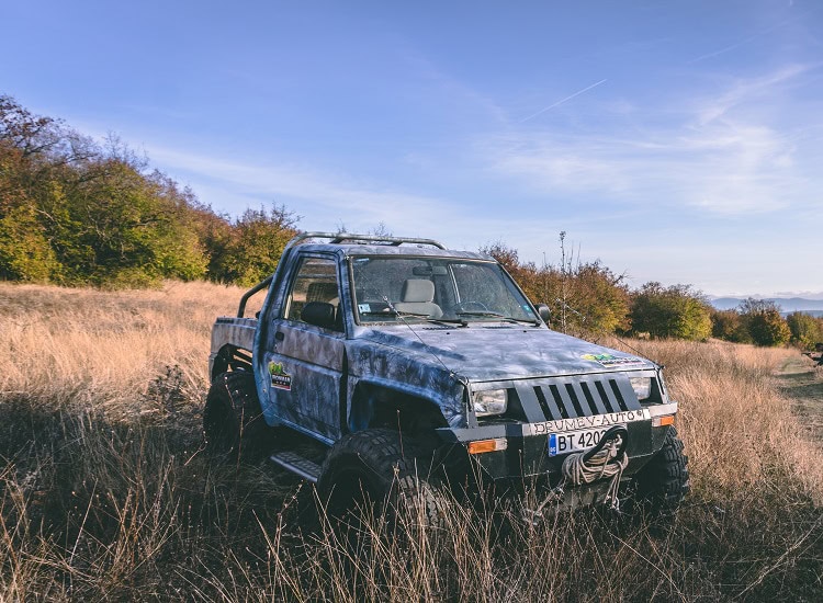 Автомобил на полето, модел Jeep, за приключения в природата.