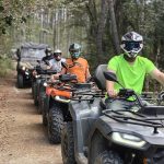 1. Възрастни на каране на ATV в природна обстановка в България.