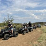 1. Участници на ATV приключение в България, природни пейзажи и забавление на открито.