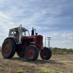 Застроен трактор в полето на Hillview Bulgaria, България, ферма, селски туризъм, природна красота.