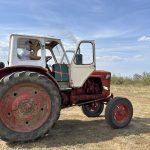 ХИВ Bulgaria, селски трактор на открито, автентична фермерска техника, природа, селски пейзаж.