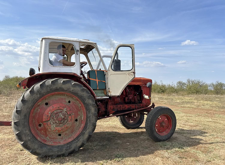 ХИВ Bulgaria, селски трактор на открито, автентична фермерска техника, природа, селски пейзаж.