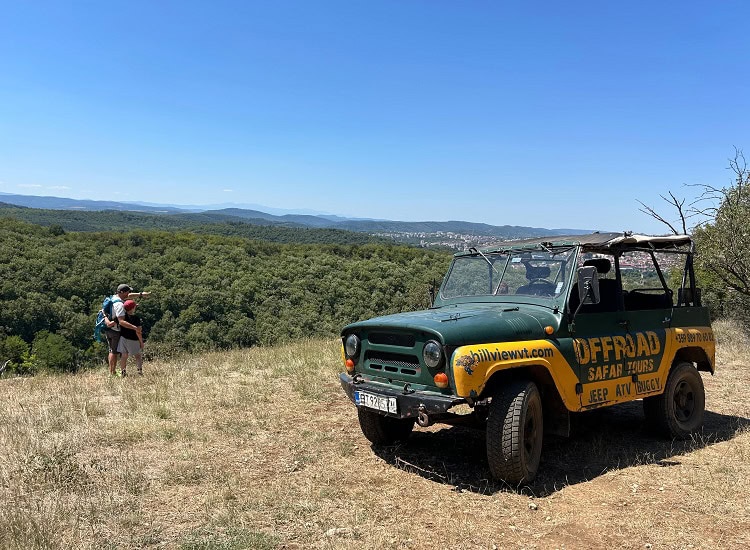 Автомобил за офроуд турове на Хилвю България.
