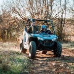 Екстремно каране на офроуд капещ автомобил в природен пейзаж.