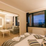 луксозен хотелски апартамент в България с изглед към града.