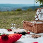 1. Винтидж поставка за пикник в планината, перфектна за почивка на открито.