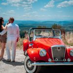 старомоден червен автомобил на планина в България, Hillview България, туристически дестинации.