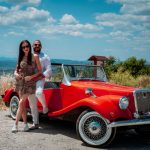 Летящ ретро автомобил на Hillview Bulgaria с туристи на открито.