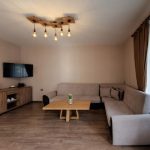 Модерен интериор в хотел Хилвю България, комфортна дневна с дивани и телевизор.