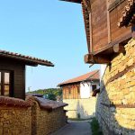 Улични старинни къщи със средновековна архитектура в Hillview Bulgaria.