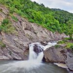 Водопад в планината, природна красота, гора, зеленина, България.