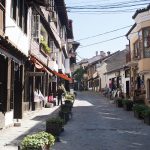 1. Живописна уличка в България, историческа атмосфера, туристическа дестинация.