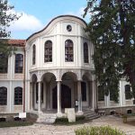 Вила Hillview България with архитектурен стил и живописна природа.