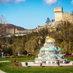 1. Миниатюрна катедрала и крепостна стена на фона на природна красота в Hillview Bulgaria.