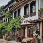 Уютна къща в България с цветя и традиционен дизайн.