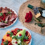 Романтична вечеря с вино и свежи плодове в Hillview Bulgaria.