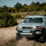 Автомобил Toyota Land Cruiser в природен пейзаж България Хил Вю.
