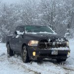 Сив пикап в снежен зимен пейзаж, България, Хилвю България.