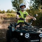 Снимка с младеж каращ квадроцикъл в природна среда, приключения в България.